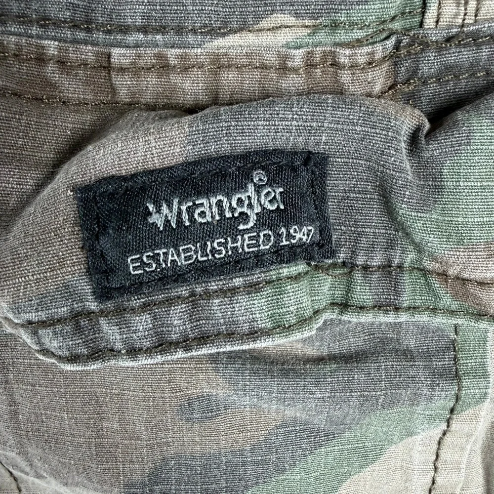 Wrangler Mens Size 40 Relaxed Fit Camo Cargo Shorts Green Brown Woodland Ripstop